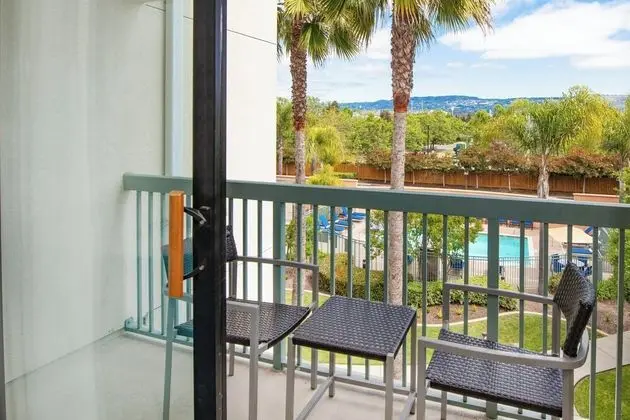 Oda, 1 En Büyük (King) Boy Yatak ve Çekyat, Balkon, Avlu Manzaralı (Balcony)