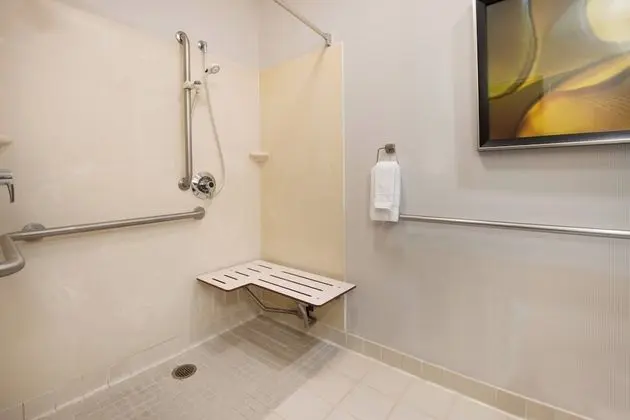 Oda, 1 En Büyük (King) Boy Yatak ve Çekyat, Balkon, Avlu Manzaralı (Balcony)