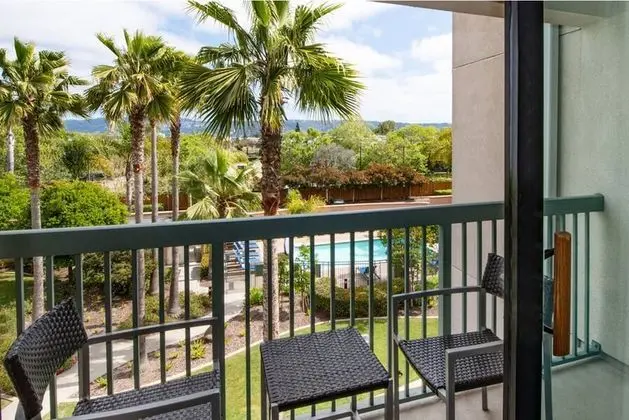 Oda, 1 En Büyük (King) Boy Yatak ve Çekyat, Balkon, Avlu Manzaralı (Balcony)