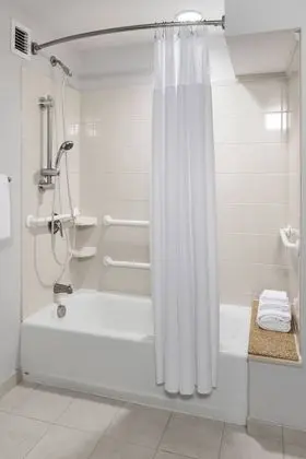 Oda, 2 Büyük (Queen) Boy Yatak (Mobility Accessible, Tub)