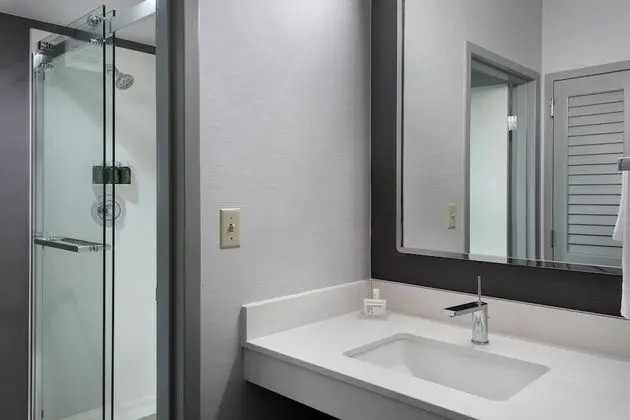Oda, 1 En Büyük (King) Boy Yatak ve Çekyat (Mobility/Hearing Accessible, Tub)