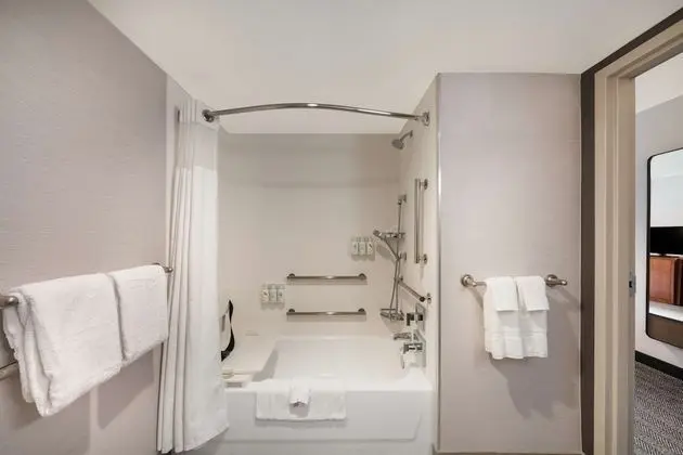 Oda, 1 En Büyük (King) Boy Yatak, Engellilere Uygun (Mobility Tub)