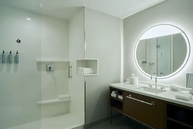 Oda, 1 En Büyük (King) Boy Yatak ve Çekyat, Balkon, Havuz Manzaralı