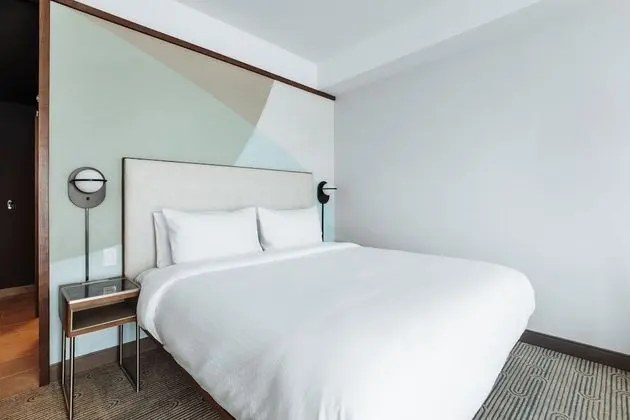 Oda, 1 En Büyük (King) Boy Yatak ve Çekyat, Balkon, Havuz Manzaralı