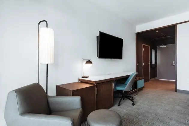 Oda, 1 En Büyük (King) Boy Yatak ve Çekyat, Balkon, Havuz Manzaralı