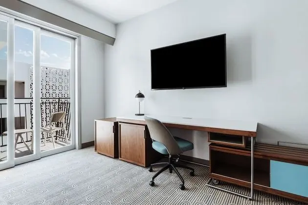 Oda, 1 En Büyük (King) Boy Yatak ve Çekyat, Balkon, Havuz Manzaralı