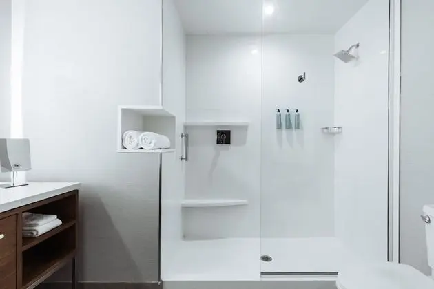 Oda, 1 En Büyük (King) Boy Yatak ve Çekyat, Balkon, Havuz Manzaralı