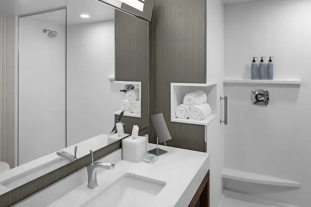 Room, 1 King, Inland View, Patio