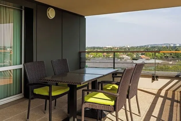 Süit, 1 En Büyük (King) Boy Yatak ve Çekyat, Balkon