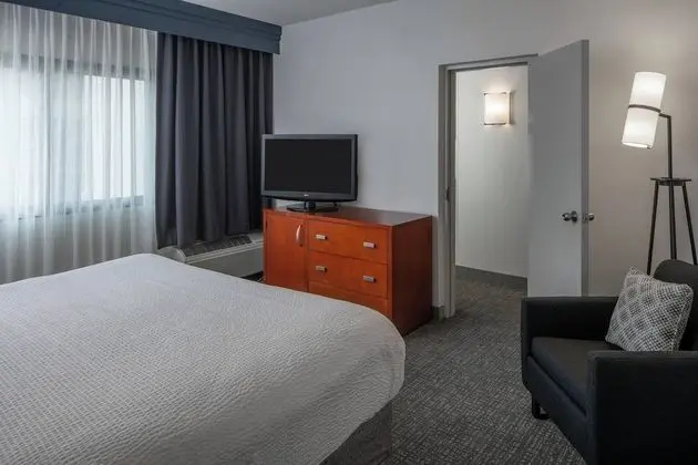 Süit, 1 Yatak Odası, Avlu Manzaralı (Mobility/Hearing Accessible, Tub)