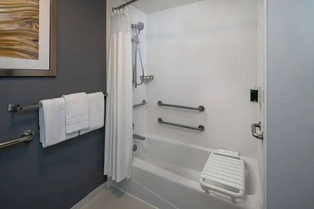 Süit, 1 Yatak Odası, Avlu Manzaralı (Mobility/Hearing Accessible, Tub)