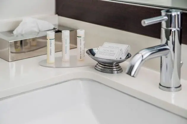 Tek Büyük Yataklı Oda, 2 Çift Kişilik Yatak (Mobility/Hearing Accessible, Tub)