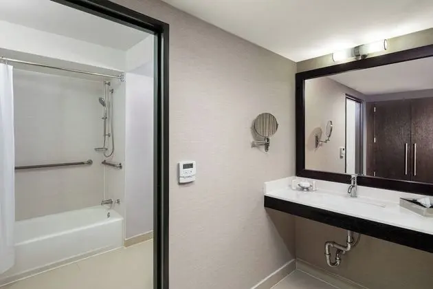 Tek Büyük Yataklı Oda, 2 Çift Kişilik Yatak (Mobility/Hearing Accessible, Tub)