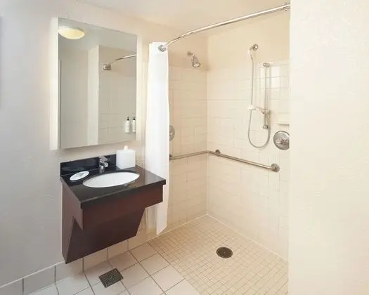 Oda, 2 Büyük (Queen) Boy Yatak, Havuz Manzaralı (Mobility/Hearing Accessible, Tub)