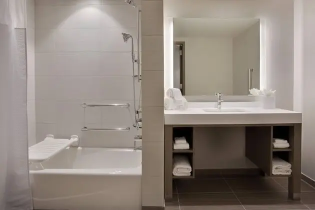 Süit, 1 Yatak Odası (Mobility Accessible, Tub)