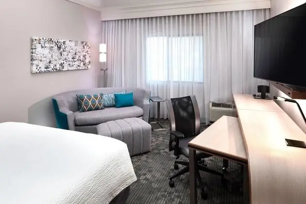Oda, 1 En Büyük (King) Boy Yatak ve Çekyat (Mobility Accessible, Tub)