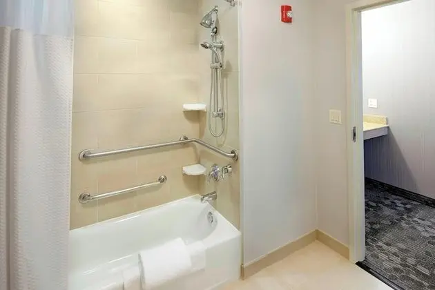 Süit, 1 Yatak Odası (Mobility/Hearing Accessible, Tub)