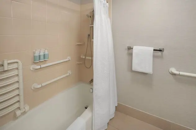 Oda, 1 En Büyük (King) Boy Yatak ve Çekyat (Mobility/Hearing Accessible, Tub)