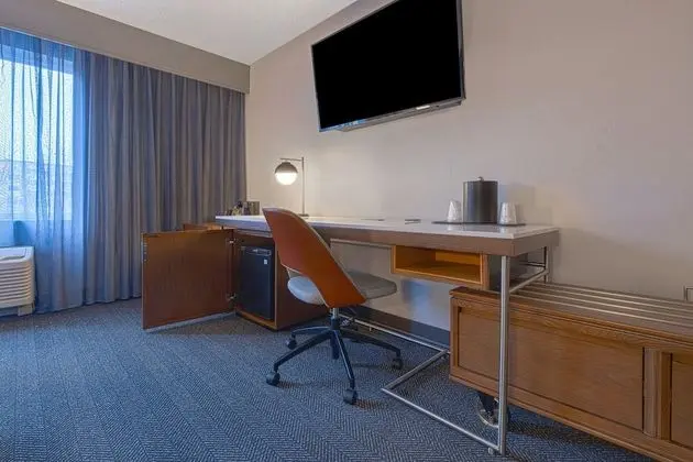 Oda, 2 Büyük (Queen) Boy Yatak (Mobility Accessible, Roll-In Shower)