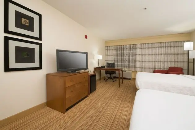 Oda, 2 Büyük (Queen) Boy Yatak