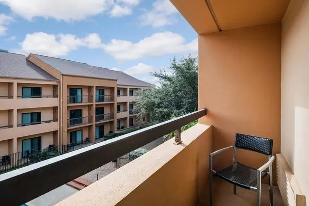 Oda, 1 En Büyük (King) Boy Yatak ve Çekyat, Avlu Manzaralı (Balcony)