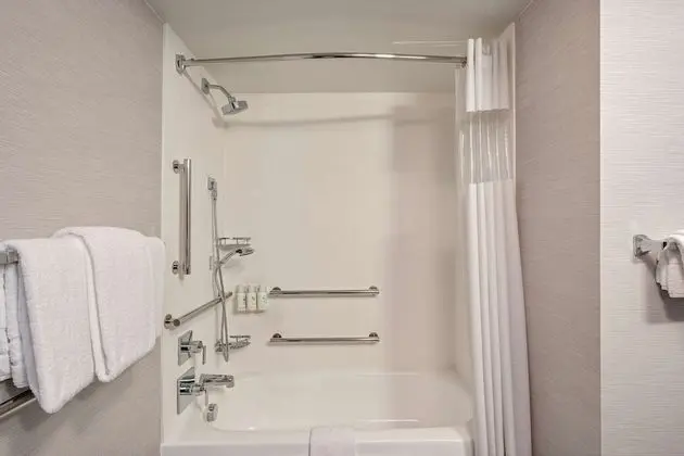 Oda, 1 En Büyük (King) Boy Yatak ve Çekyat, Engellilere Uygun (Mobility Tub)