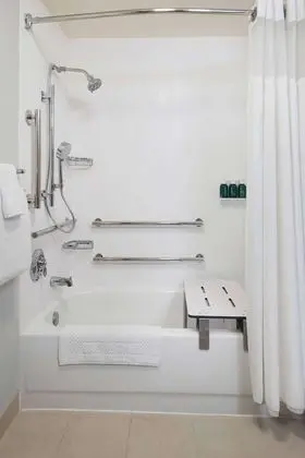 Oda, 2 Büyük (Queen) Boy Yatak, Engellilere Uygun (Mobility Tub)