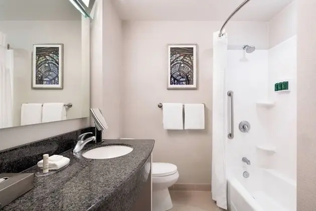 Oda, 1 En Büyük (King) Boy Yatak ve Çekyat (Mobility Accessible, Tub)