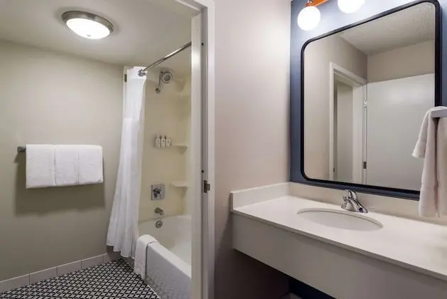 Deluxe Oda, 2 Büyük (Queen) Boy Yatak (Water View)