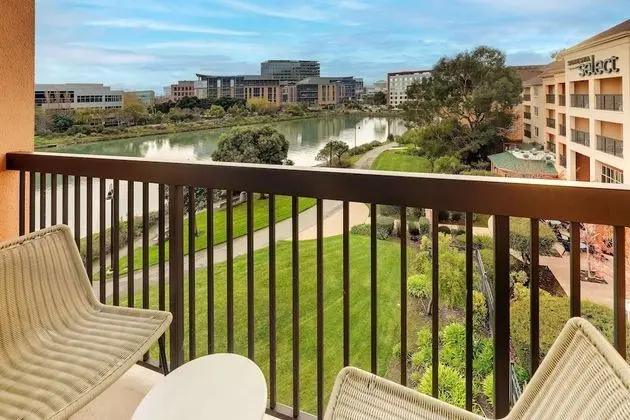 Oda, 1 En Büyük (King) Boy Yatak ve Çekyat, Engellilere Uygun (Hearing Water View)