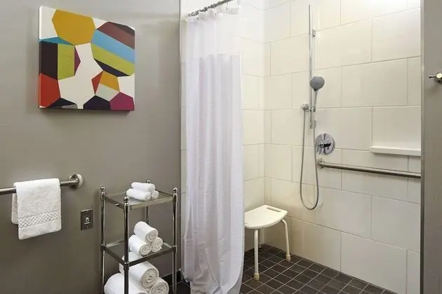 Oda, 2 Büyük (Queen) Boy Yatak (Mobility Accessible, Roll-In Shower)