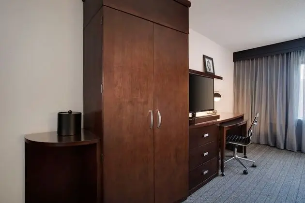 Oda, 1 En Büyük (King) Boy Yatak ve Çekyat (Mobility Accessible, Tub)