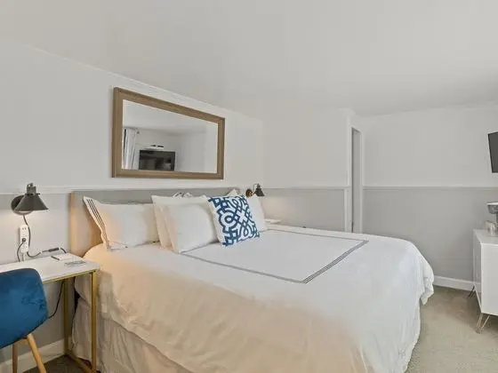 2nd Floor King Guest Room, 1 King Bed, Non-smoking, 2 Guests - no pets