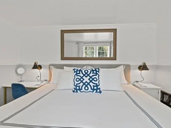 2nd Floor King Guest Room, 1 King Bed, Non-smoking, 2 Guests - no pets