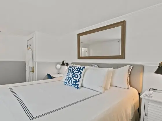 2nd Floor King Guest Room, 1 King Bed, Non-smoking, 2 Guests - no pets