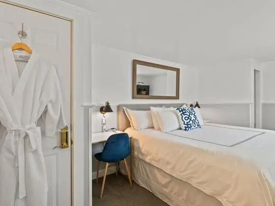 2nd Floor King Guest Room, 1 King Bed, Non-smoking, 2 Guests - no pets