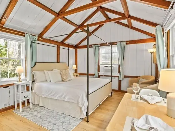 Deluxe King Suite, 1 King Bed w/ Kitchen, Non Smoking, 2 guests - pets allowed w/ fee