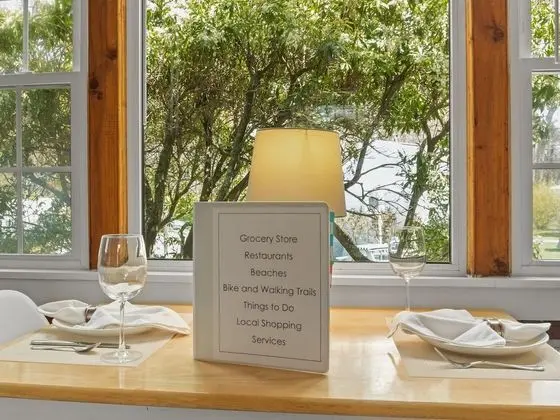 Deluxe King Suite, 1 King Bed w/ Kitchen, Non Smoking, 2 guests - pets allowed w/ fee