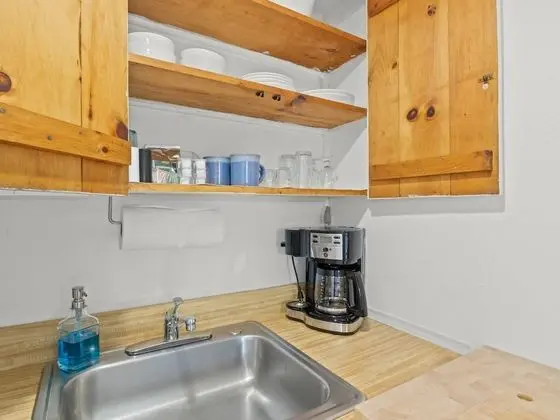 Deluxe King Suite, 1 King Bed w/ Kitchen, Non Smoking, 2 guests - pets allowed w/ fee