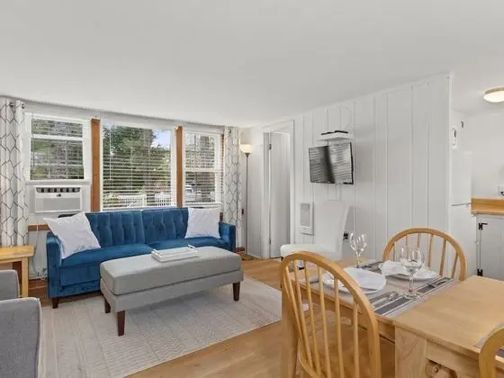 Two Bedroom Suite, 1 Queen bed- two twins or king w/ kitchen,Non-smoking, pets allowed w/ fee
