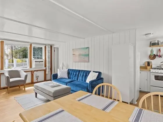 Two Bedroom Suite, 1 Queen bed- two twins or king w/ kitchen,Non-smoking, pets allowed w/ fee