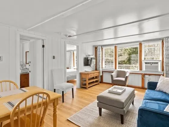 Two Bedroom Suite, 1 Queen bed- two twins or king w/ kitchen,Non-smoking, pets allowed w/ fee