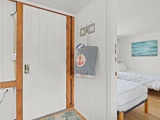 Two Bedroom Suite, 1 Queen bed- two twins or king w/ kitchen,Non-smoking, pets allowed w/ fee