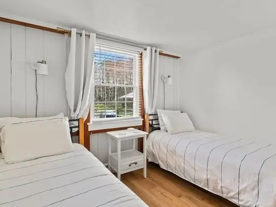 Two Bedroom Suite, 1 Queen bed- two twins or king w/ kitchen,Non-smoking, pets allowed w/ fee