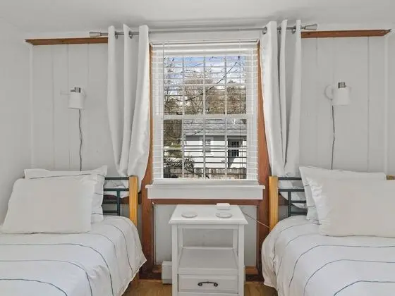 Two Bedroom Suite, 1 Queen bed- two twins or king w/ kitchen,Non-smoking, pets allowed w/ fee