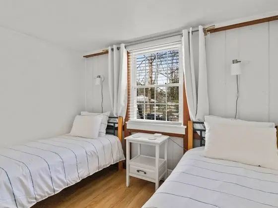 Two Bedroom Suite, 1 Queen bed- two twins or king w/ kitchen,Non-smoking, pets allowed w/ fee