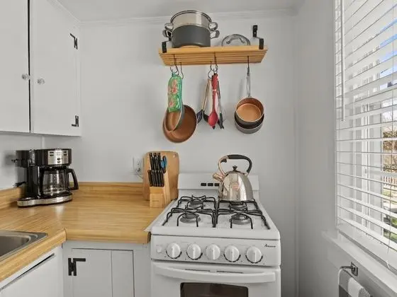 Two Bedroom Suite, 1 Queen bed- two twins or king w/ kitchen,Non-smoking, pets allowed w/ fee