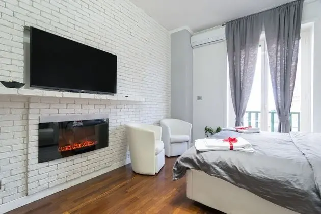 Apart Daire, Ek Bina