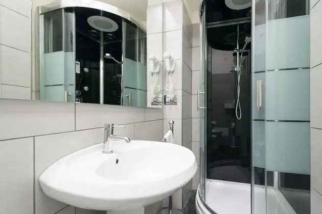 Apart Daire, Ek Bina