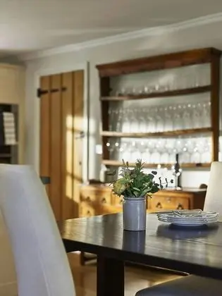 Süit (The Dower House)
